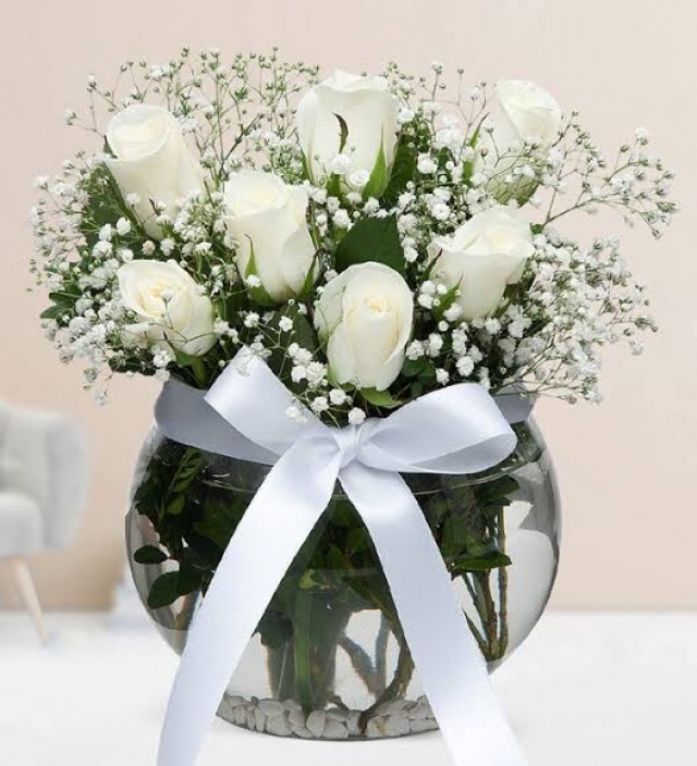 Kalp vazoda beyaz güller