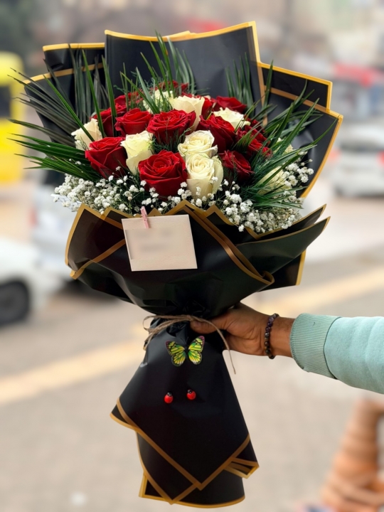 Kırmızı & Beyaz Gül Buketi