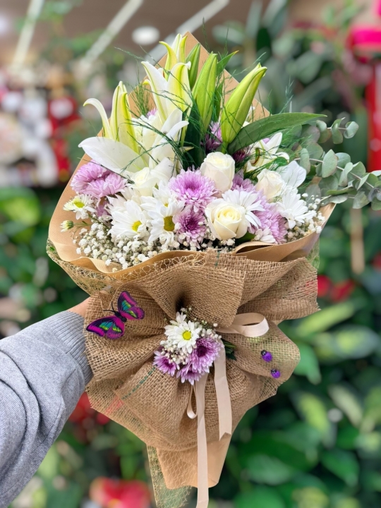 Lilyum & Beyaz Gül Hasır Buket