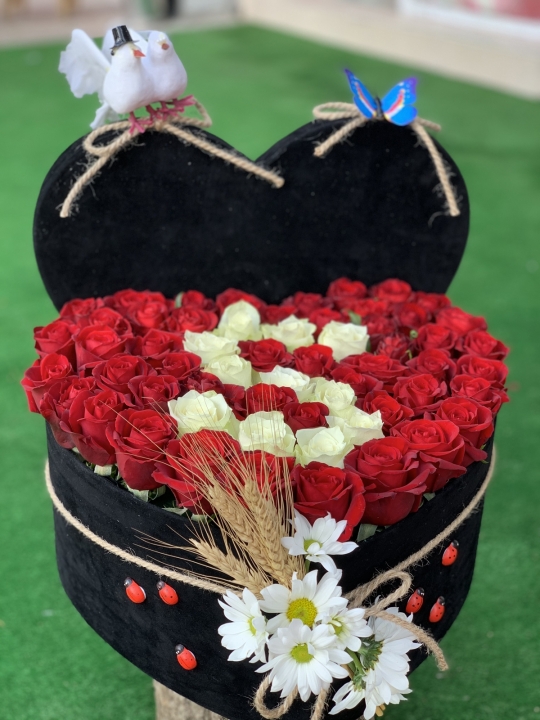 Siyah Kalp Kutuda Harfli Güller ( 60 Güllü )