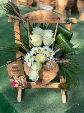 Ahşap Panoda Beyaz Gül & Papatya & Çikolata Aranjmanı