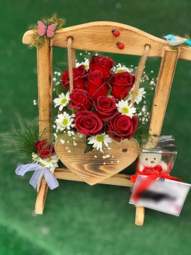 Ahşap Salıncak Kalpli 9 Kırmızı Gül çikolata